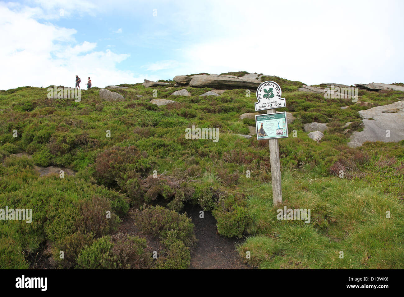Zwei Menschen, die in der Ansicht am Dovestone Tor Derwent Rand Mühlstein Grit Böschung Dark Peak District Derbyshire England UK Stockfoto