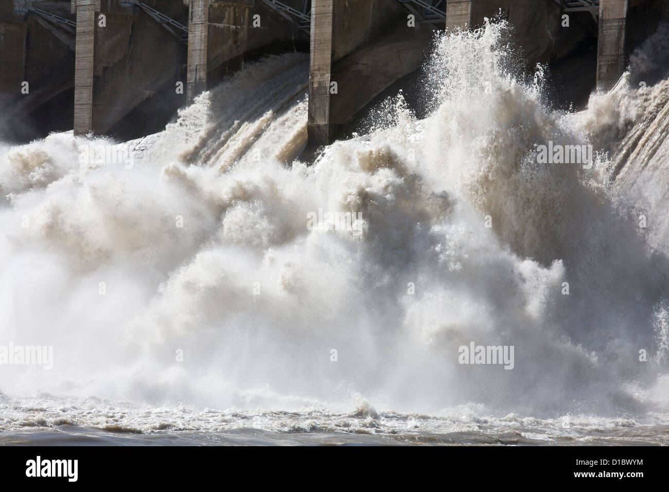 Drei der neun Abflußkanal Tore sind auf Morony Damm geöffnet, da der Missouri River rund 23.000 CFS, Great Falls, Mt läuft. Stockfoto