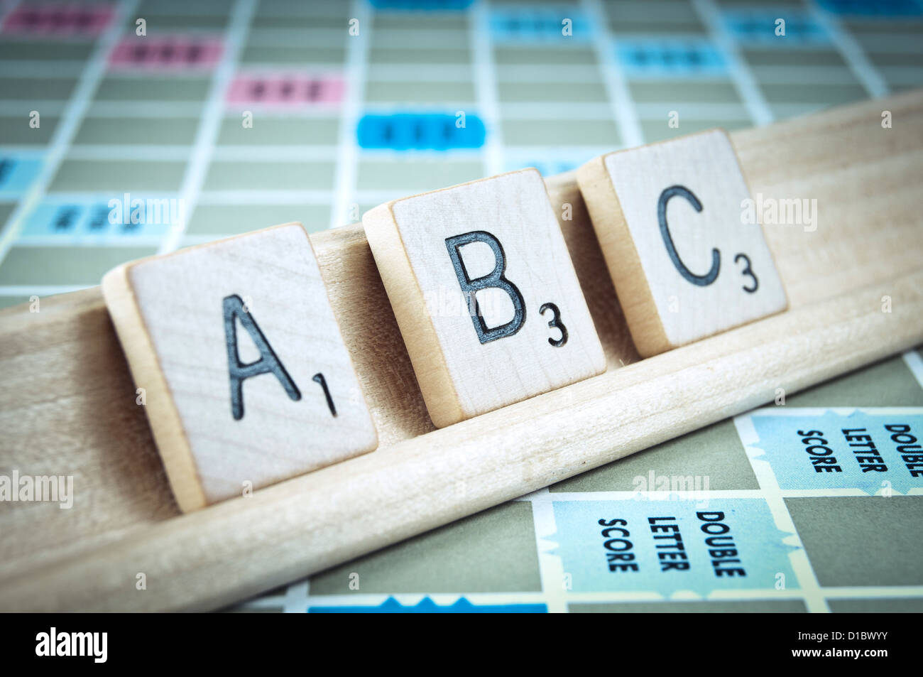 ABC-Wort buchstabiert mit Scrabble Fliesen Stockfoto