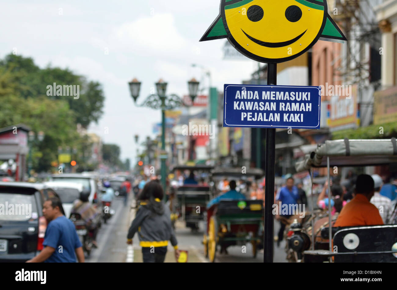 Ein Panel in Bahasa zeigt nur in der großen Straße der Malioboro Fußgängerzone; Yogyakarta; Zentraljava, Indonesien. Stockfoto