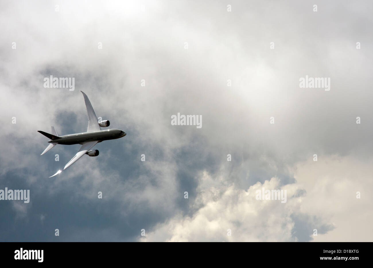 Eine Boeing 787 Dreamliner wird gesehen, während ein Display auf der Farnborough International Airshow fliegen Stockfoto