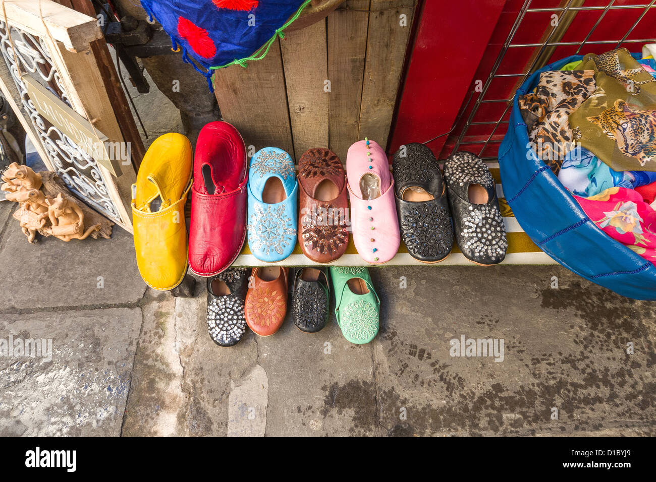 Farbenfrohe Leder Sandels zum Verkauf auf dem St.-Nikolaus-Markt in Bristol England UK Stockfoto