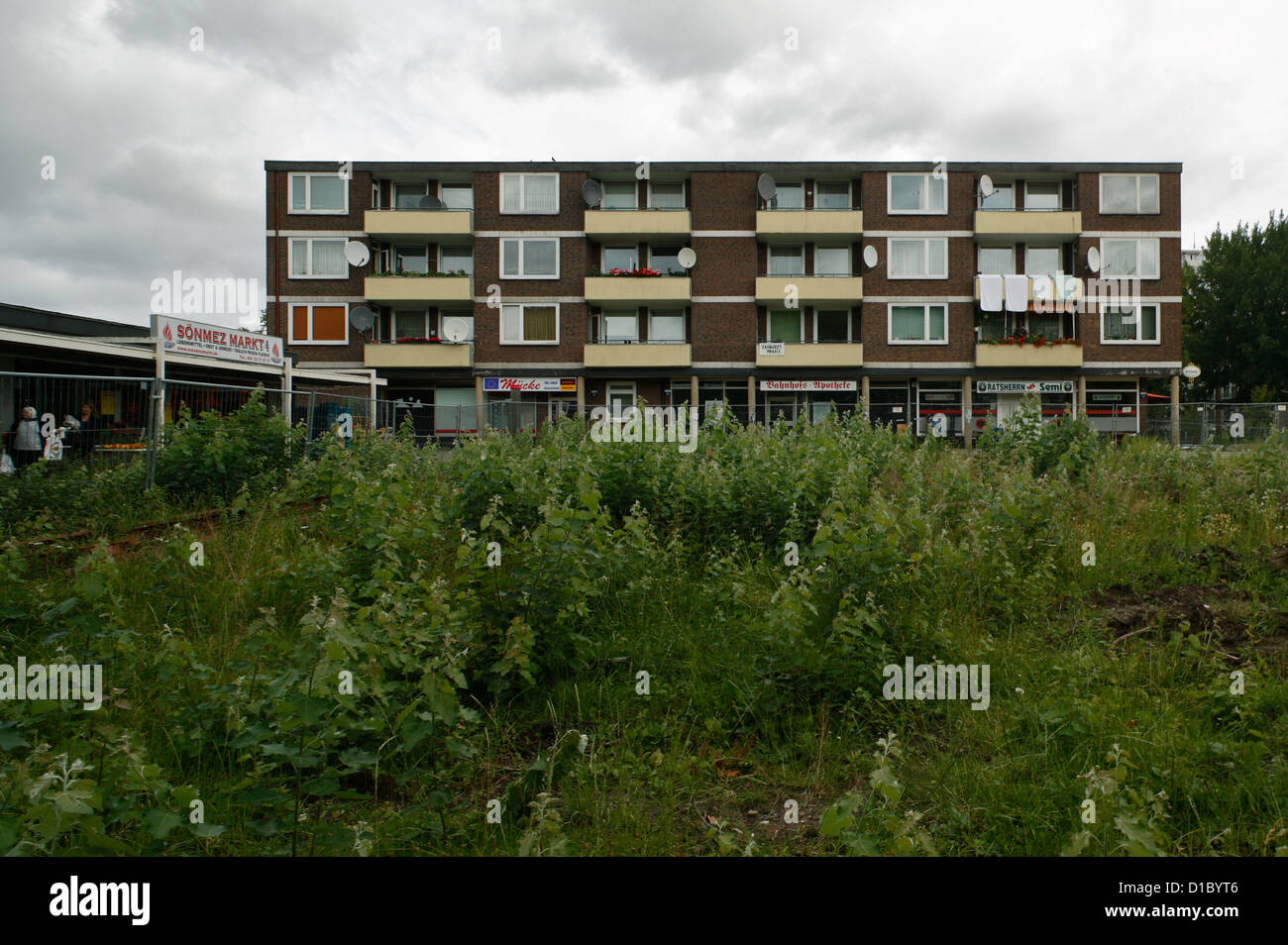 Hamburg, Deutschland, Wohngebäude und damit verbundenen bewachsenen Innenhof in Wilhelmsburg Stockfoto