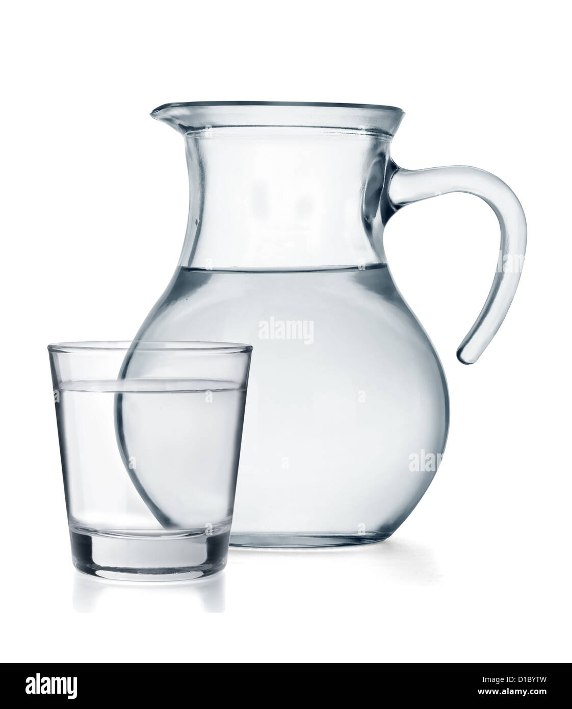 Ein Glas und einen Krug voll Wasser isoliert auf weißem Hintergrund Stockfoto