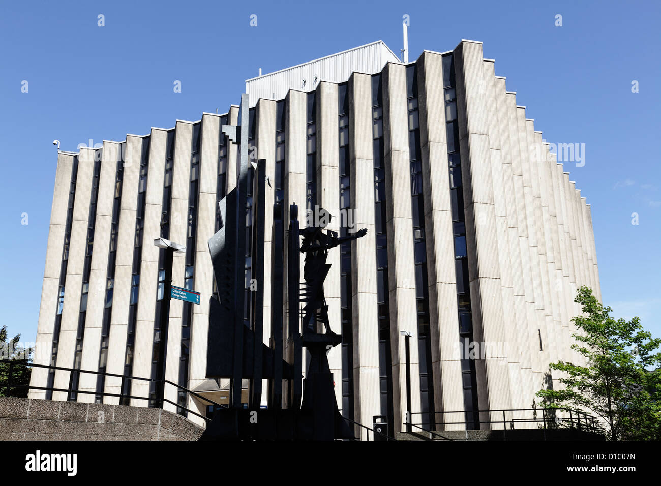 Wolfson Center, Universität von Strathclyde Campus und die Skulptur Prometheus das Geschenk der Wissenschaft an die Freiheit, von Jack Sloan, Glasgow, Schottland, Großbritannien Stockfoto