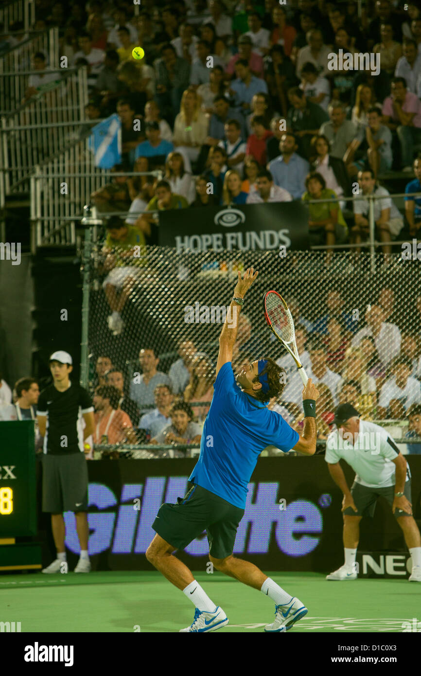 Roger Federer serviert während einer Ausstellung Spiel gegen Juan Martin Del Potro in Buenos Aires im Dezember 2012 Stockfoto