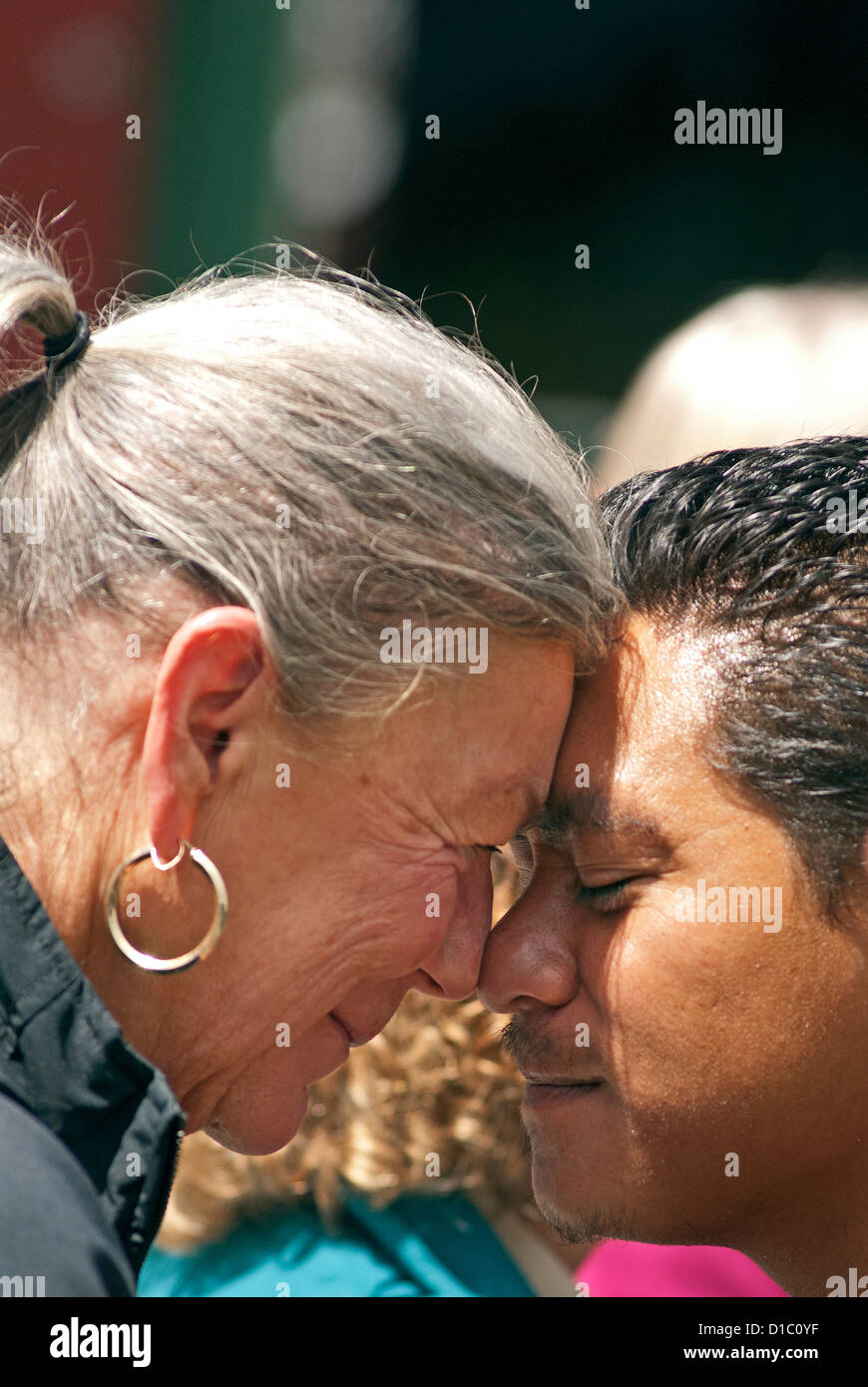 Neuseeland. Ein Hongi ist ein traditioneller Gruß der Maori in Neuseeland. Stockfoto
