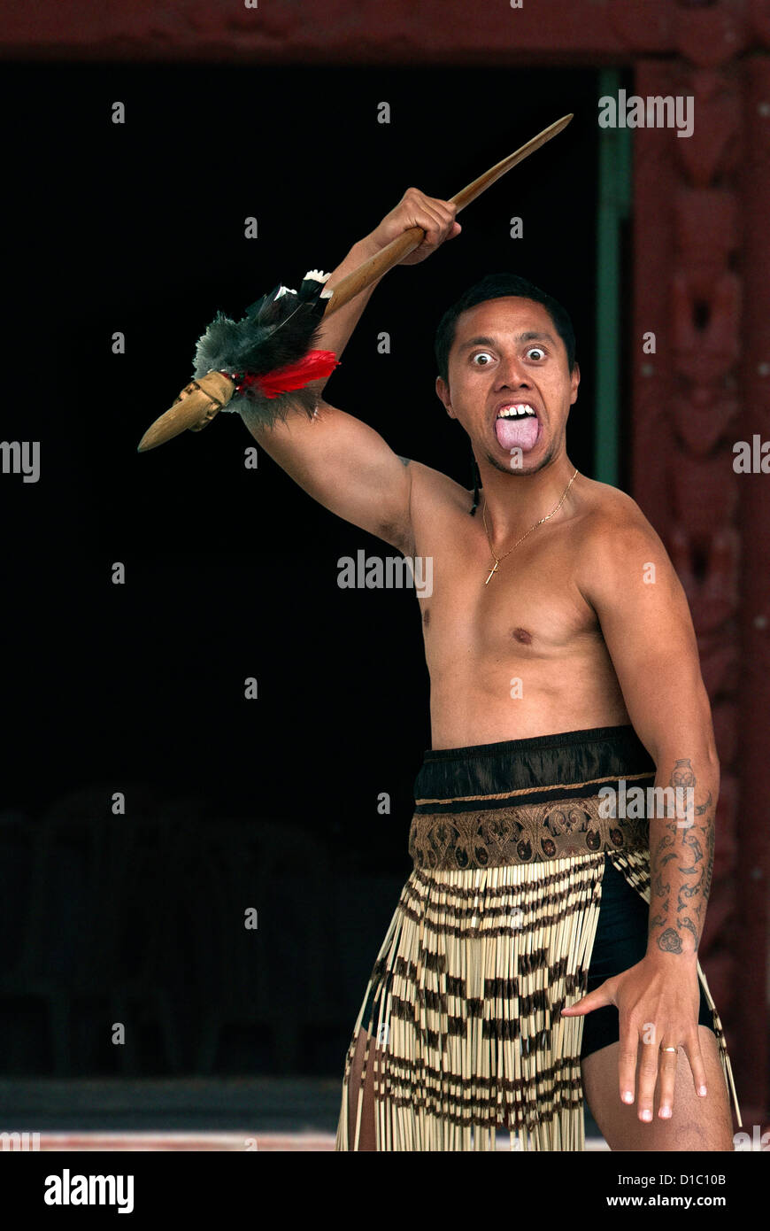 Neuseeland. Die Wero ist eine aggressive Herausforderung des Besuchers zu Jahresbeginn der Willkommenszeremonie, bekannt als der powhiri Stockfoto