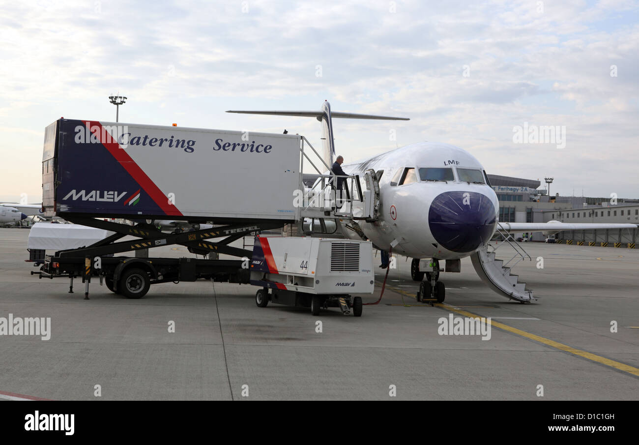 Budapest, Ungarn, ist Maschie Malev aus dem catering Wagen geladen Stockfoto