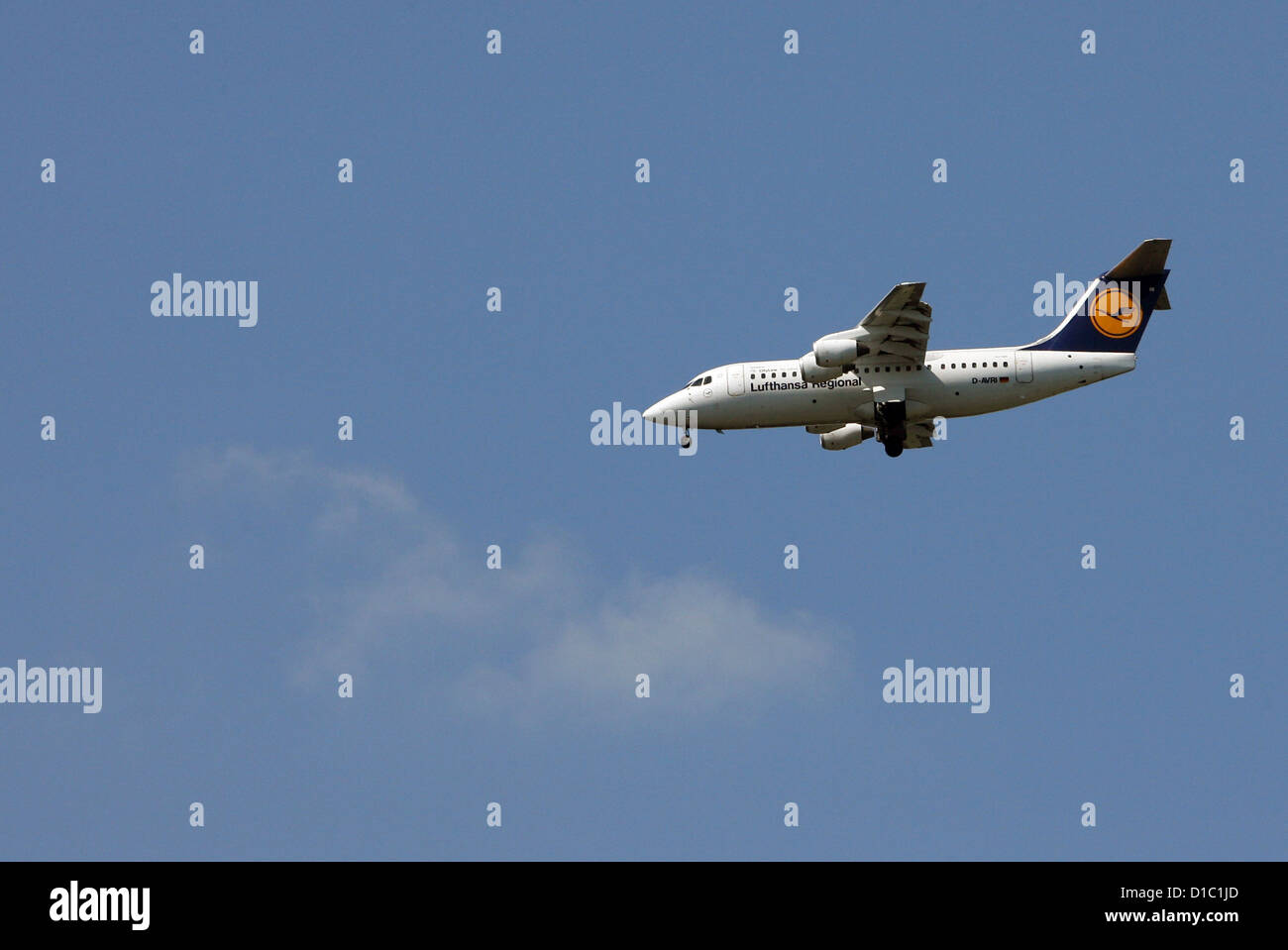 Hannover, Deutschland, Lufthansa-Maschine in der Luft Stockfoto