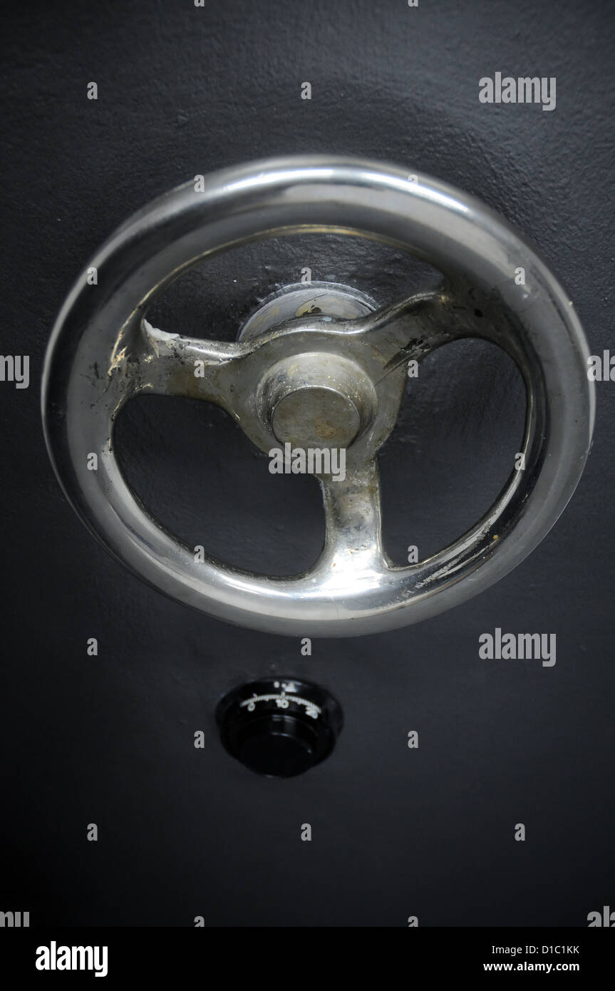 alte Bank Tresortür Stockfoto