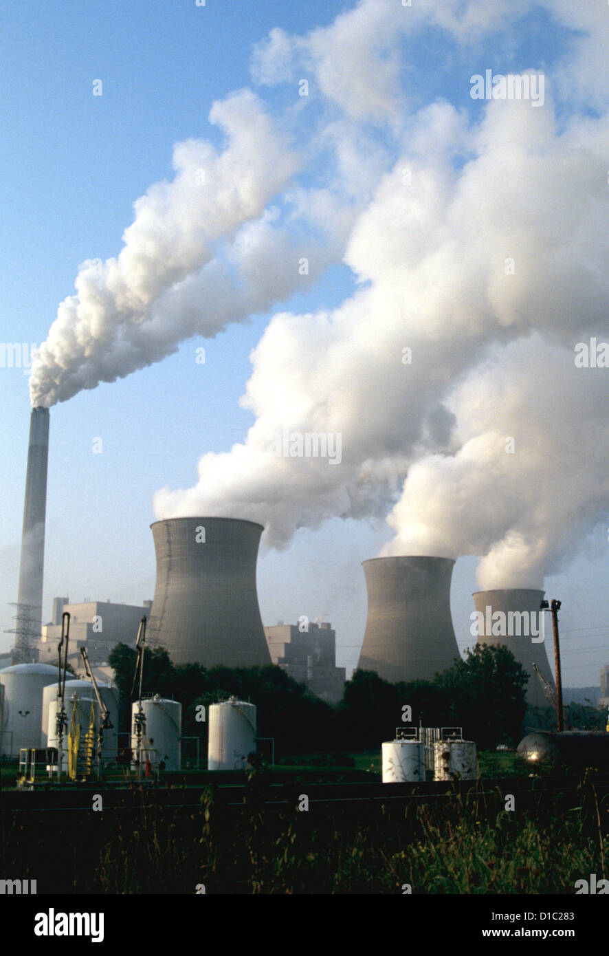 Weiße Rauchschwaden Wabern von Türmen der West Virginia Atomkraftwerk in West Virginia Stockfoto