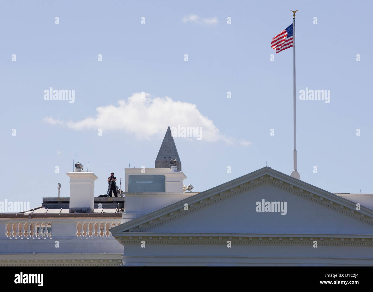 Sicherheit auf weißen Hausdach Stockfoto