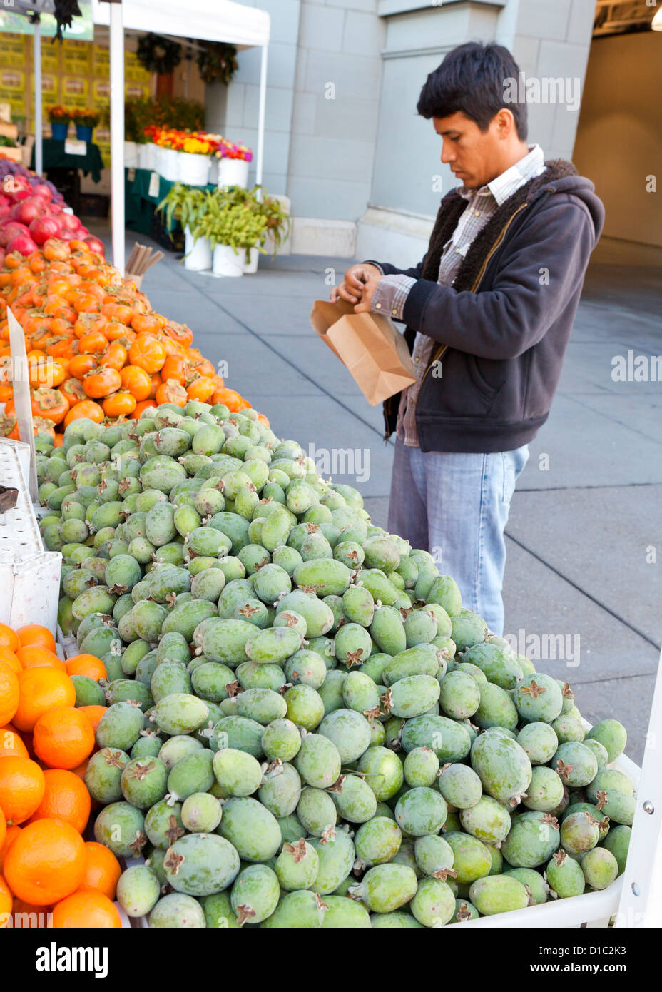 Menschen kaufen Bio Guave Früchte am Bauernmarkt - San Francisco, Kalifornien, USA Stockfoto