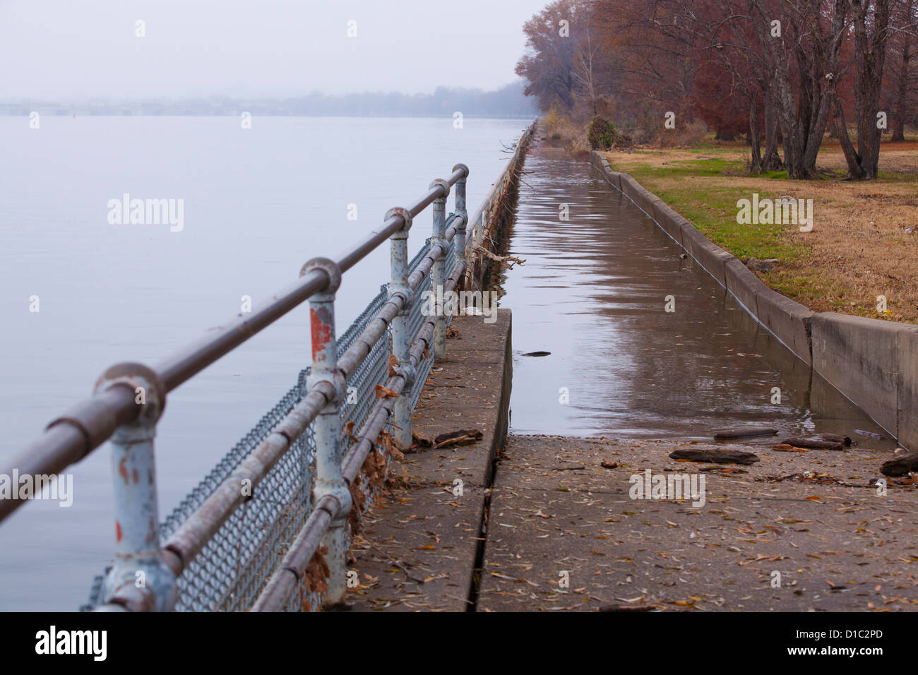 Potomac River überflutet Uferpromenade Pfad - Washington, DC USA Stockfoto