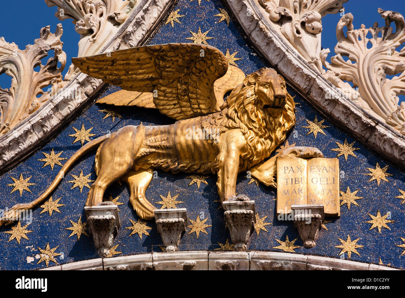 Der geflügelte goldene Löwe von Str. Markierung auf die Basilika von San Marco, Venedig Stockfoto