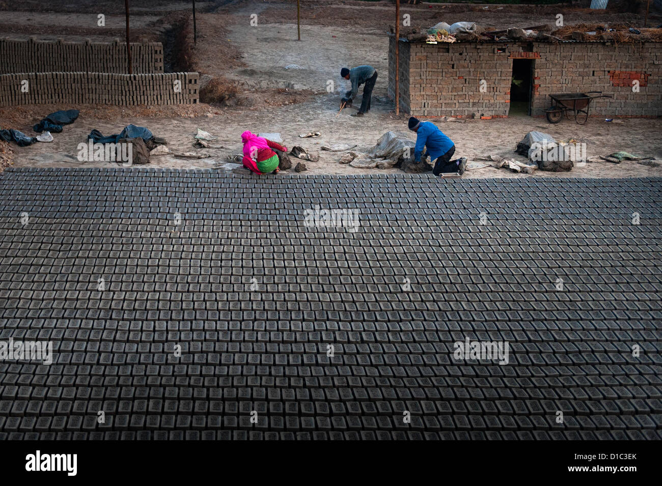 14. Dezember 2012 - Bakthapur, Bakthapur, Nepal - Arbeitnehmer machen Ziegel auf manuelle Ziegelherstellung Anlage... In Nepal gibt es etwa 750 Ziegeleien, während nur 450 mit der Regierung registriert sind. Es gibt 110 Ziegeleien im Kathmandu-Tal während 64 in Bakthapur Bezirk. Keiner von den Fabriken erfüllen Standards des Ministeriums für Industrie für Sicherheit Arbeitsumfeld... 500 Kinder arbeiten in Ziegeleien, die 52 Prozent von ihnen jünger als 10 sind. Öfen mieten Saisonarbeiter aus anderen Bezirken durch Zwischenhändler, die große Menge von Arbeitern Ergebnis bekommen... Indem man Ziegel, verdienen Arbeitnehmer Rs. 6 Stockfoto