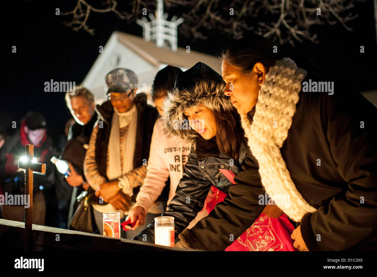 Newtown, CT 14. Dezember 2012 - Menschen zünden Kerzen außerhalb eine Mahnwache für die Opfer der Schule schießen in Sandy Hook Elementary School in Newtown CT., an der Saint Rose von Lima Kirche in Newtown, CT 14. Dezember 2012 statt.     (Foto von Gordon M. Grant/Alamy Live-Nachrichten) Stockfoto
