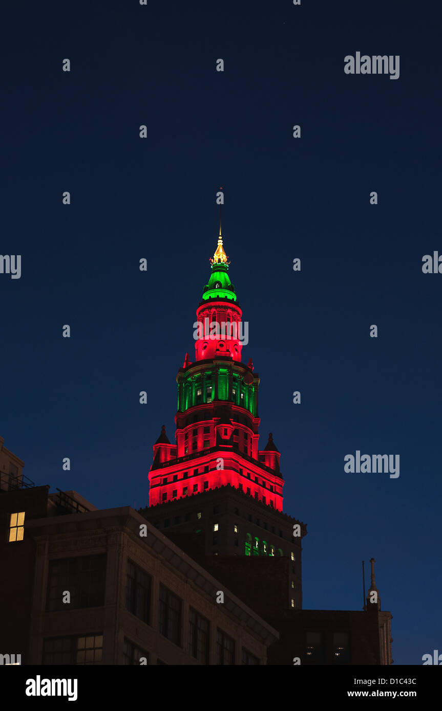 Terminal Tower in der Innenstadt von Cleveland Ohio von Euclid Avenue mit rote und grüne Lichter Urlaub geschossen Stockfoto