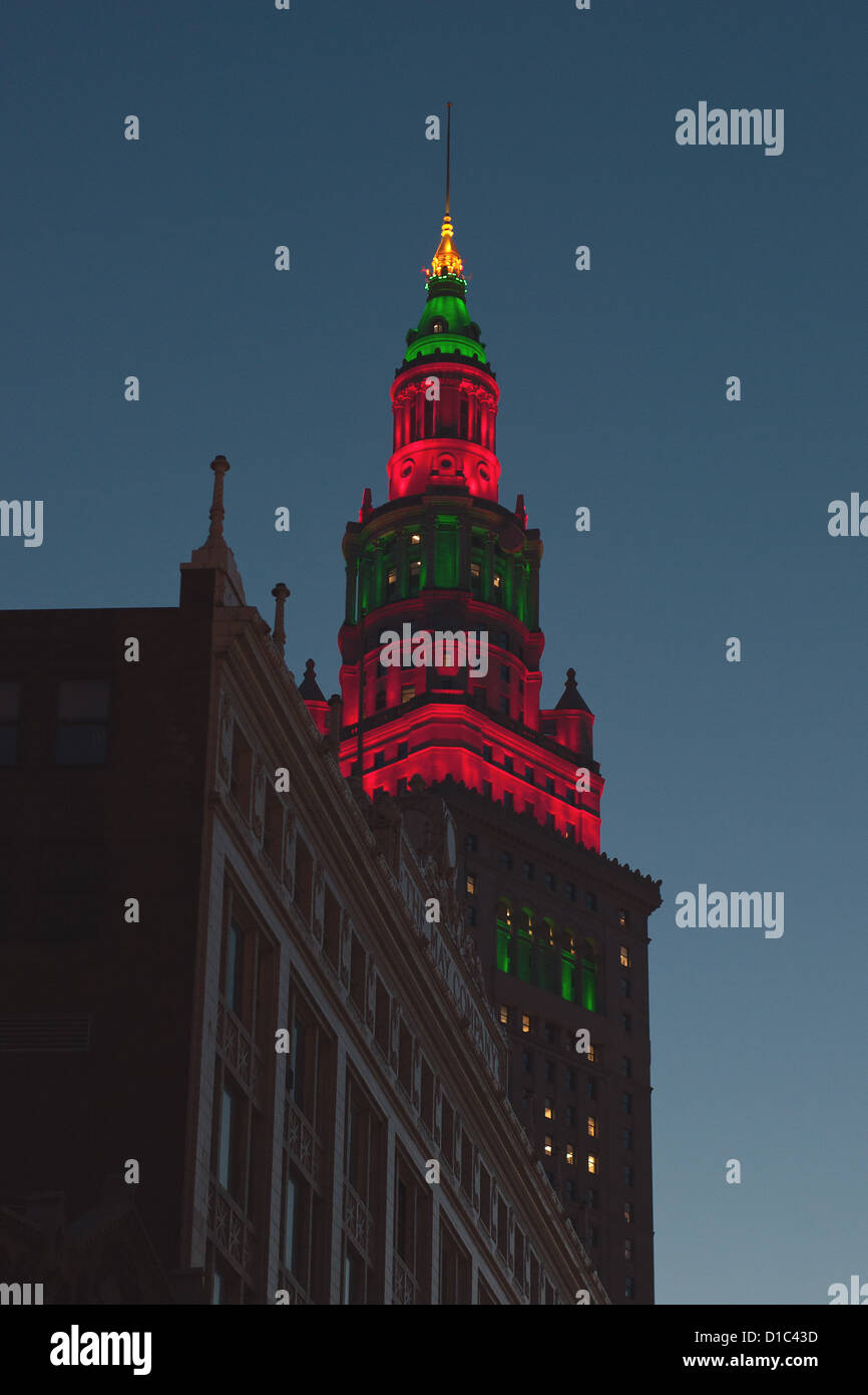 Terminal Tower in der Innenstadt von Cleveland Ohio von Euclid Avenue mit rote und grüne Lichter Urlaub geschossen Stockfoto Terminal Tower in der Innenstadt von Cleveland Ohio von Euclid Avenue mit rote und grüne Lichter Urlaub geschossen Stockfoto