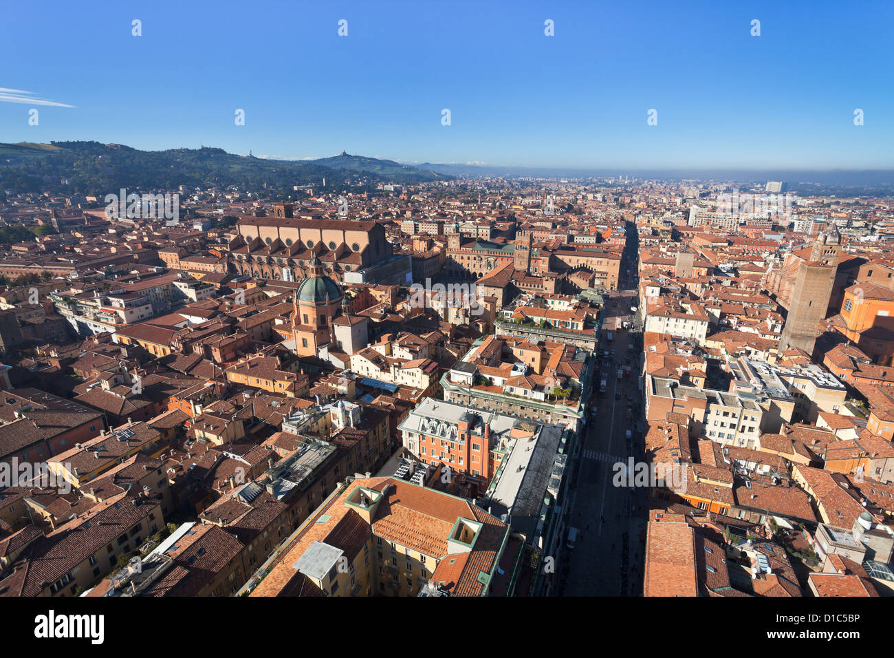 Blick vom Asinelli Turm auf Strada Maggiore in Bologna, Italien Stockfoto