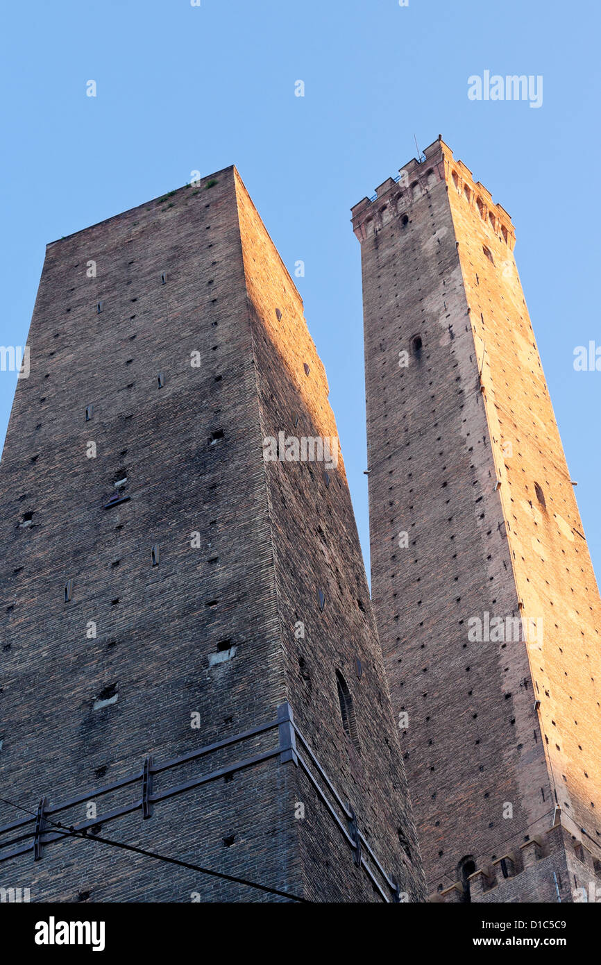 Due Torri (zwei Turm) unter blauem Himmel in Bologna, Italien Stockfoto