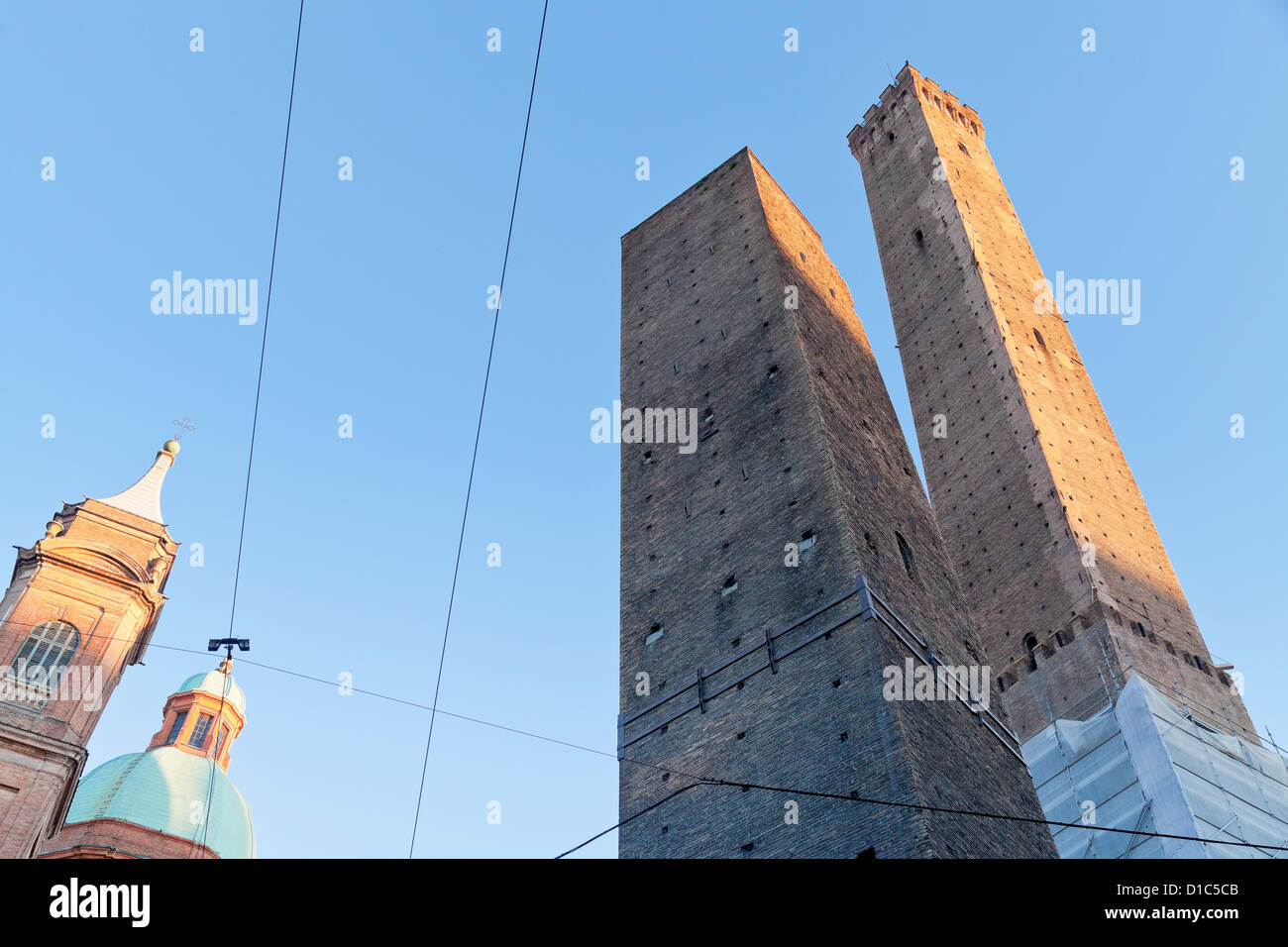 Blick auf zwei Tower - Symbol der Stadt unter blauem Himmel in Bologna, Italien Stockfoto