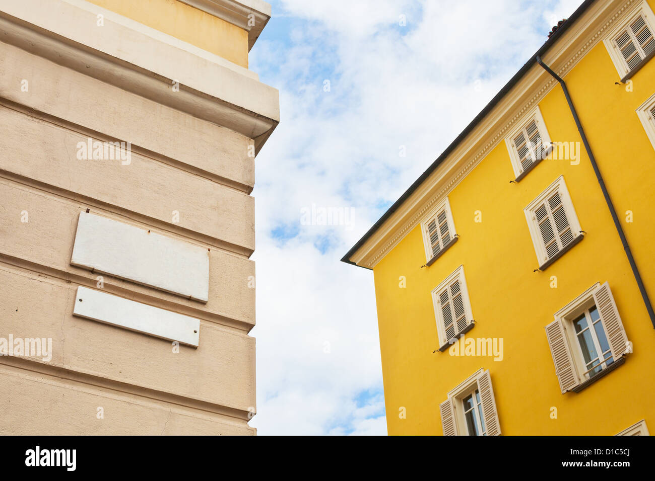 Straßenschild an Hauswand in Parma, Italien Stockfoto