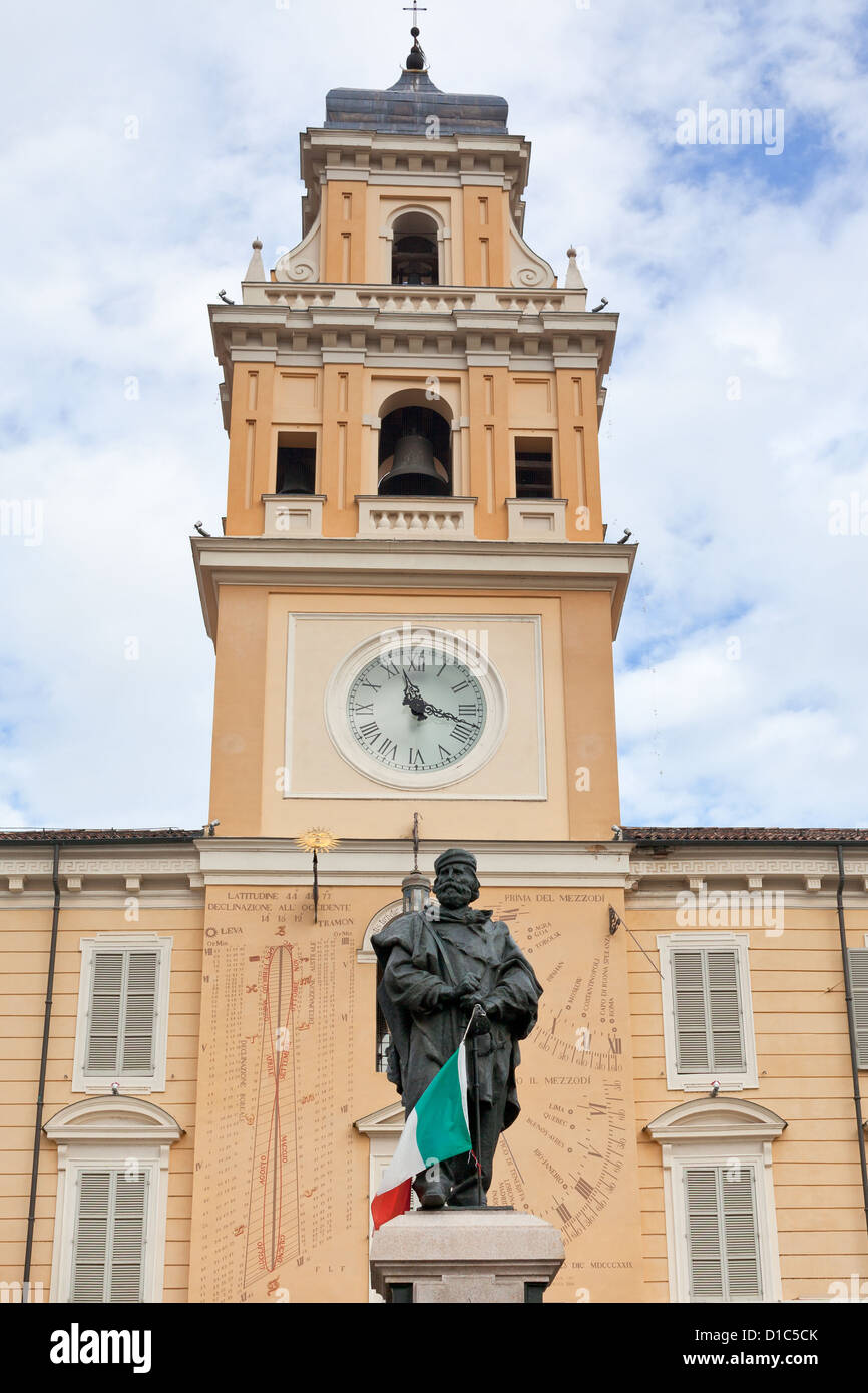 Giuseppe Garibaldi-Denkmal mit Uhr Glockenturm der Palazzo del Governatore auf Hintergrund in Parma, Italien Stockfoto