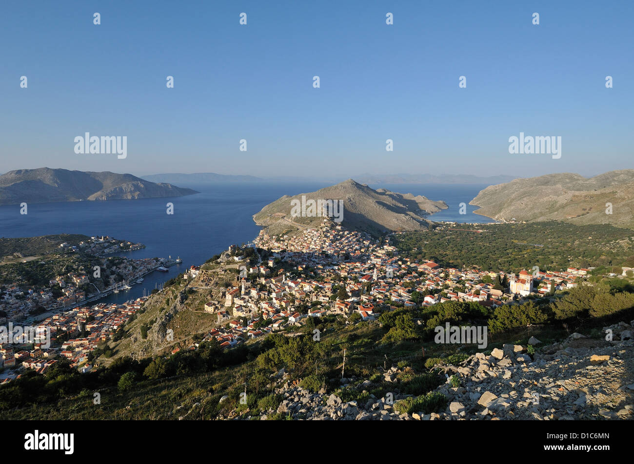 Symi. Dodekanes-Inseln. Griechenland. Ansicht mit Gialos Bay (links) Chorio (Mitte) & Pedi Bay (rechts). Stockfoto