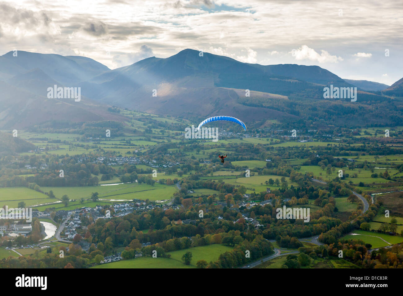 Gleitschirm über Keswick im Lake District National Park. Stockfoto