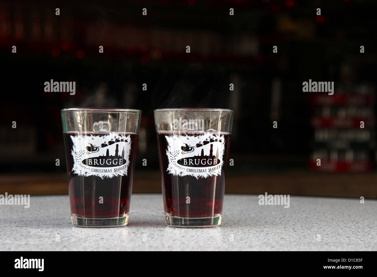 Zwei Gläser Glühwein auf dem Weihnachtsmarkt in Brügge, Belgien. Stockfoto