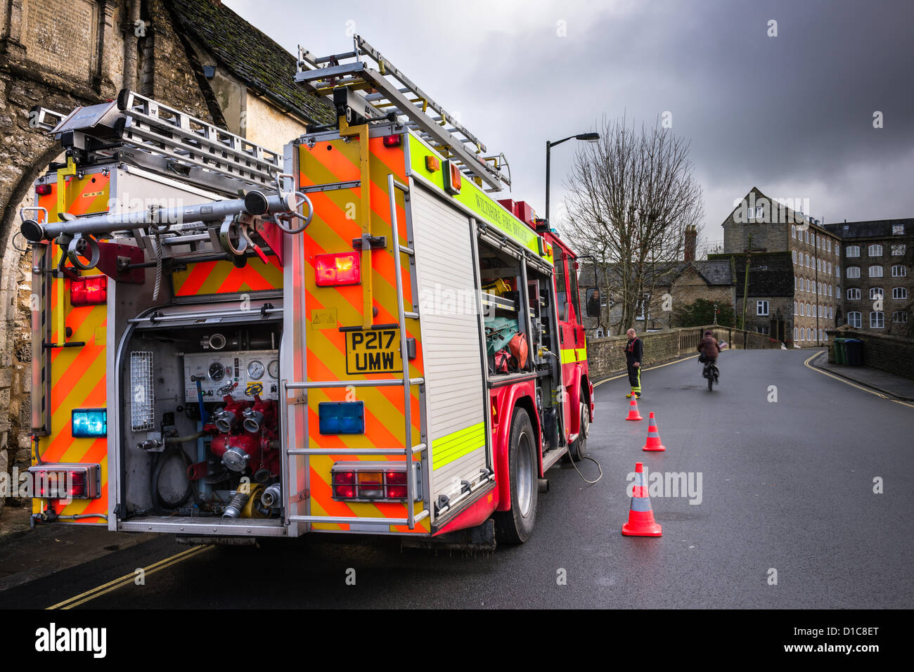 Ein Bild von einem Feuerwehrauto Pumpen Hochwasser aus einer Immobilie in Malmesbury. Die Folgen der Überschwemmungen die Wiltshire Stadt am 25. November 2012 getroffen. Stockfoto