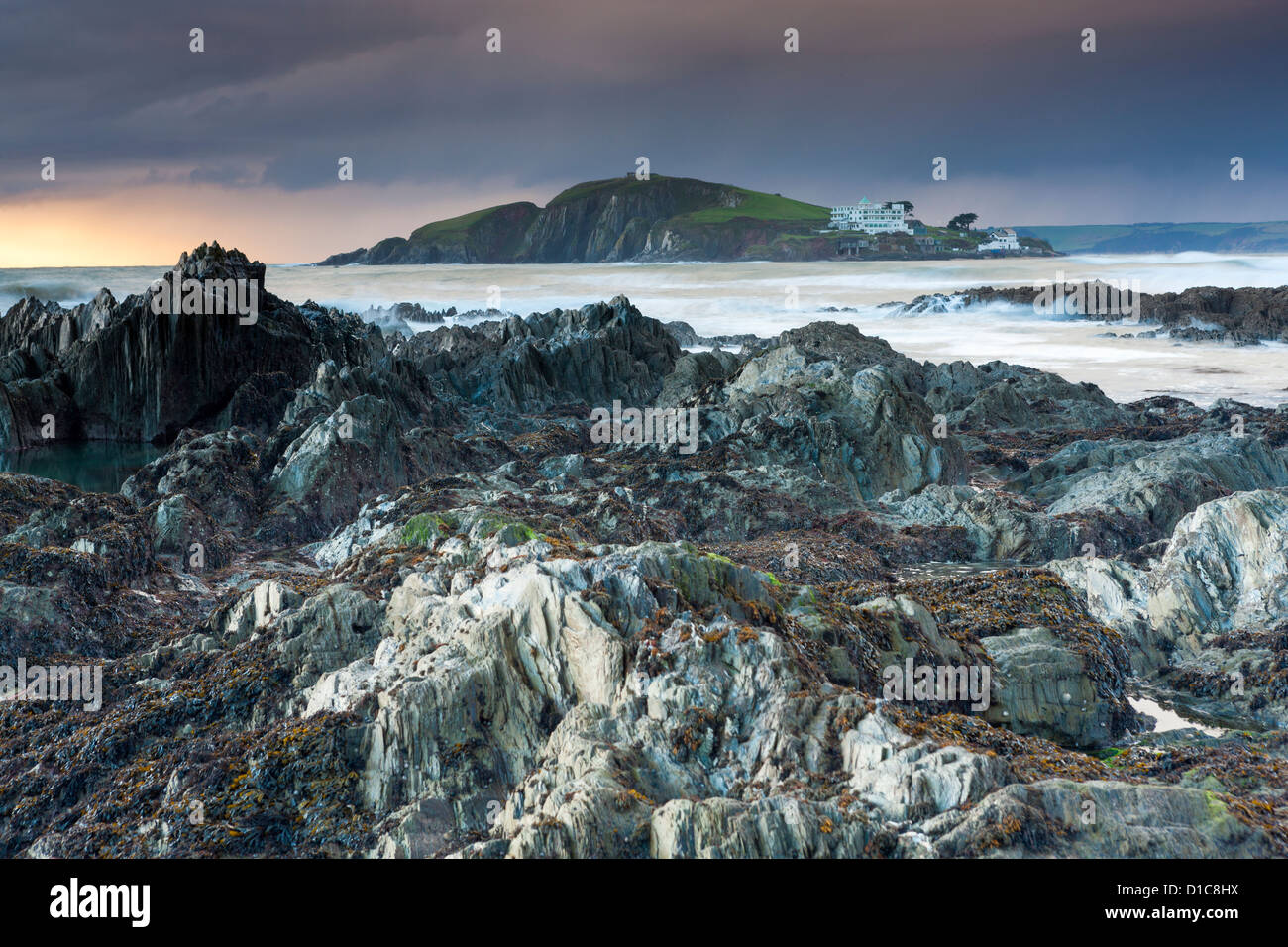 Felsige Küsten der Größe in der Abenddämmerung, Blick Richtung Burgh Island. Stockfoto