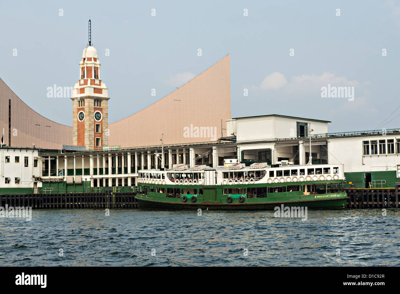 Star Ferry Terminal und Uhrturm Tsim Sha Tsui Hong Kong. Stockfoto