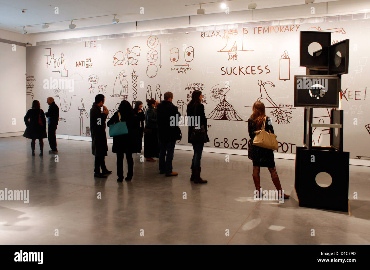 Die Leute beobachten, die ein Kunstwerk bei "Über Dummheit"-Ausstellung im Museum für Moderne Kunst in der Stadt Petah Tikva Israel Stockfoto