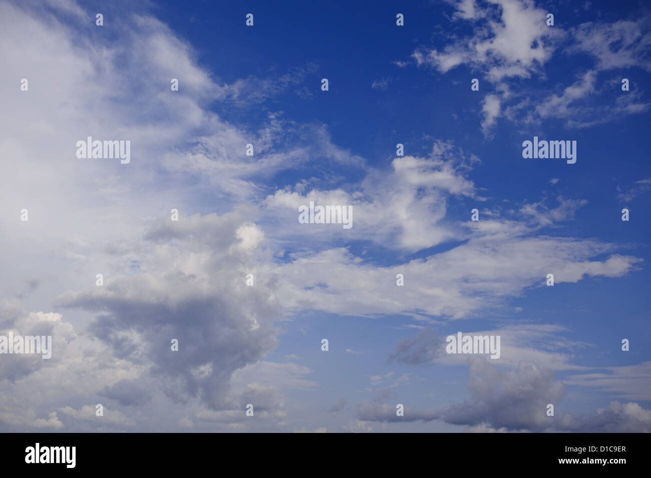 Blauer Himmel mit weißen Wolken und Graustufen. Schöne und ruhige Zeit in Indonesien Stockfoto