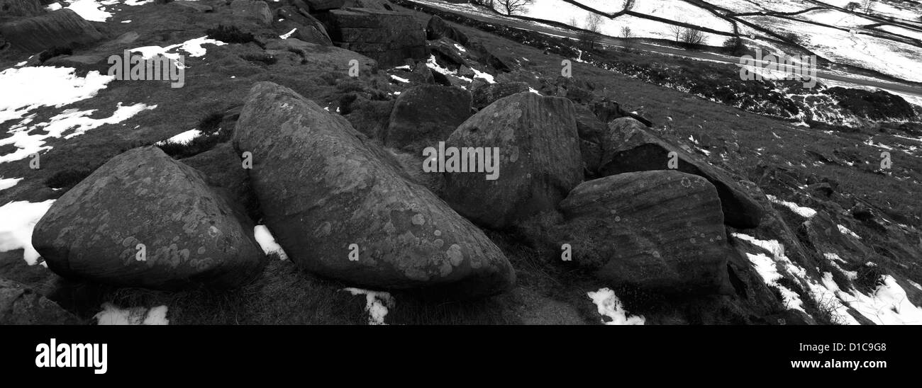 Schwarz / weiß-Panorama-Bild, Winter am Dovestone Tor, Upper Derwent Valley, Peak District National Park, Derbyshire, DEU Stockfoto