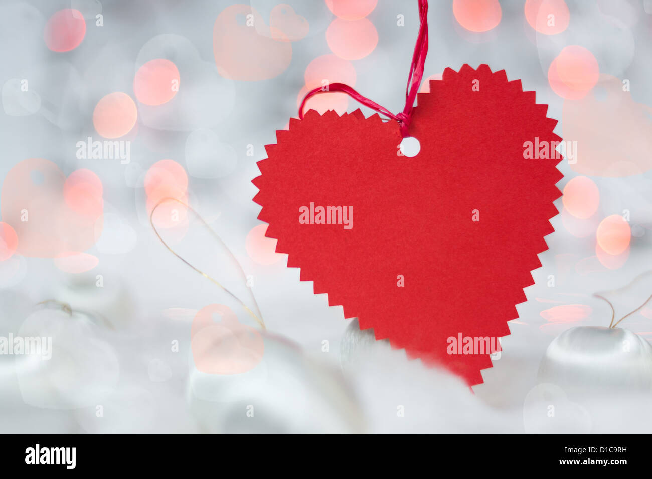 Weihnachtskarte mit Herzen, Kugeln und bokeh Stockfoto