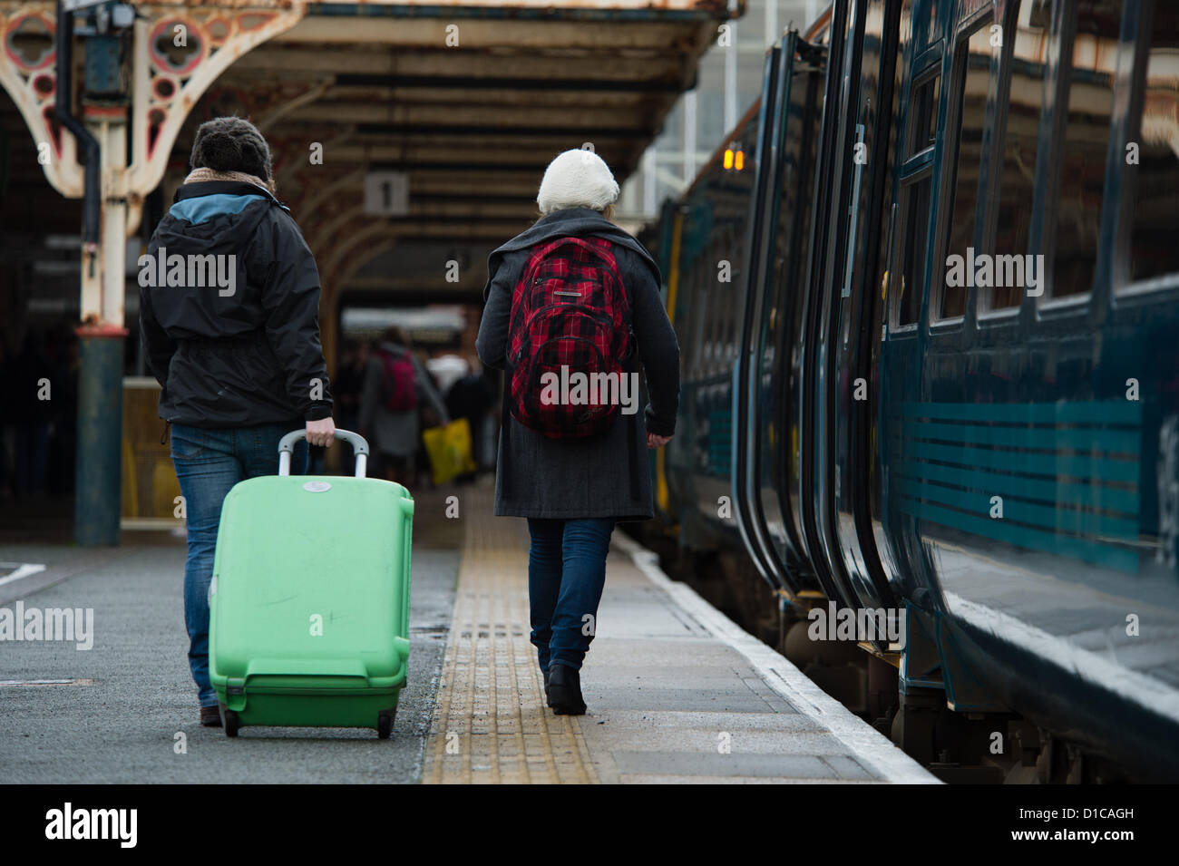 Aberystwyth, Wales, UK, 15. Dezember 2012: Gruppen von jungen Universität und Studenten Tragetaschen Gepäck fangen die Arriva-Wales Zug von Aberystwyth Bahnhof am Ende der Laufzeit, nach Hause zu ihren Familien für die Weihnachtsferien Urlaub Stockfoto