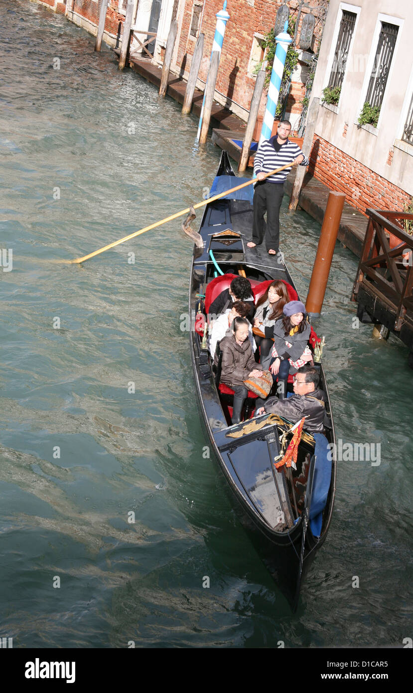 Touristen in der Gondel auf sonnigen, Venedig, Italien, hoher Winkel Kanalblick Stockfoto
