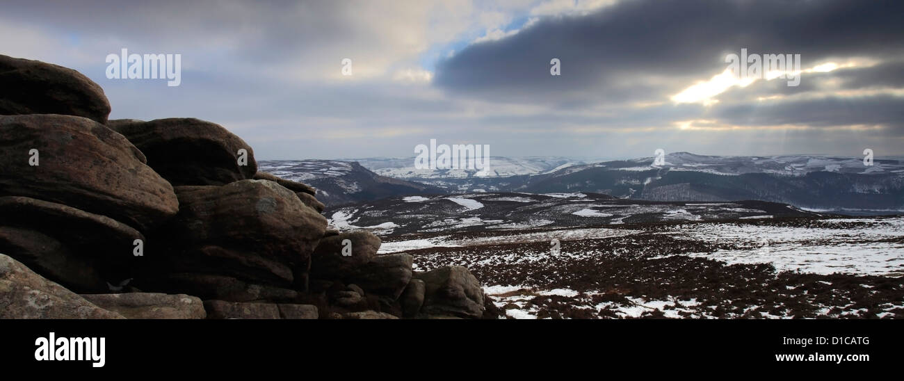 Panorama-Bild, Winter auf den Hurkling Steinen, Derwent Moors, Upper Derwent Valley, Peak District National Park, Derbyshire Stockfoto