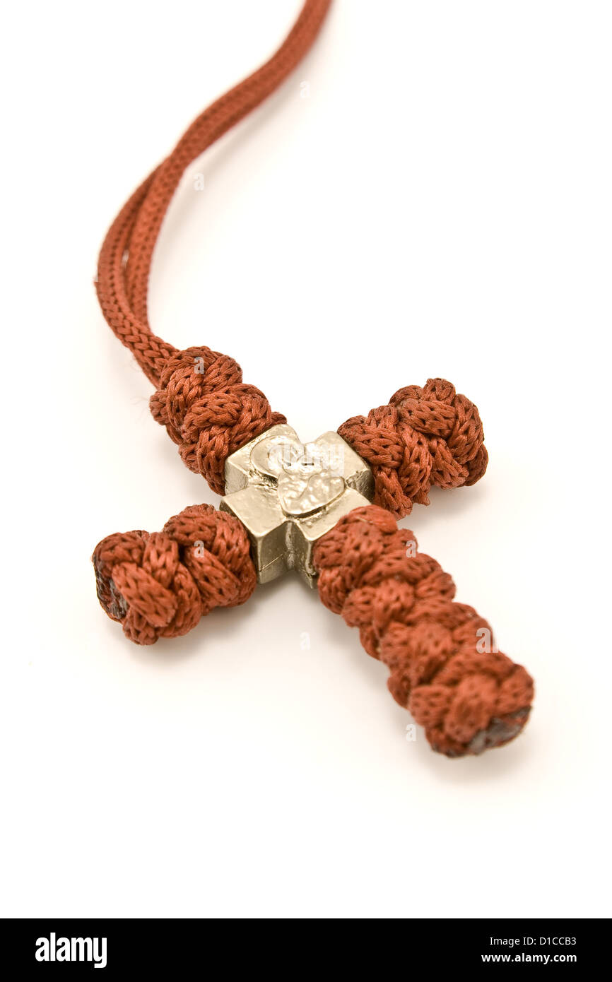 Gestrickte Christian cross isoliert auf weiss Stockfoto