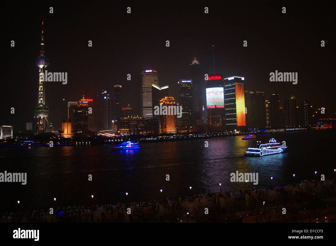 Oriental Pearl Tower und Pudong Wolkenkratzern, gesehen vom Bund in der Nacht, Huangpu-Fluss, Shanghai, China Stockfoto Oriental Pearl Tower und Pudong Wolkenkratzern, gesehen vom Bund in der Nacht, Huangpu-Fluss, Shanghai, China Stockfoto