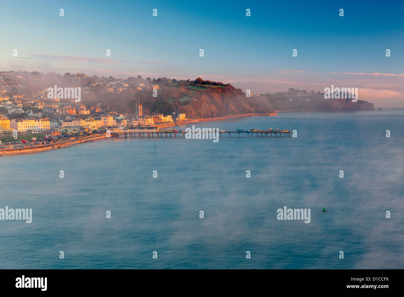 Blick vom South West Coast Path über das Dorf Shaldon nach Teignmouth an der Mündung des Flusses Teign. Stockfoto