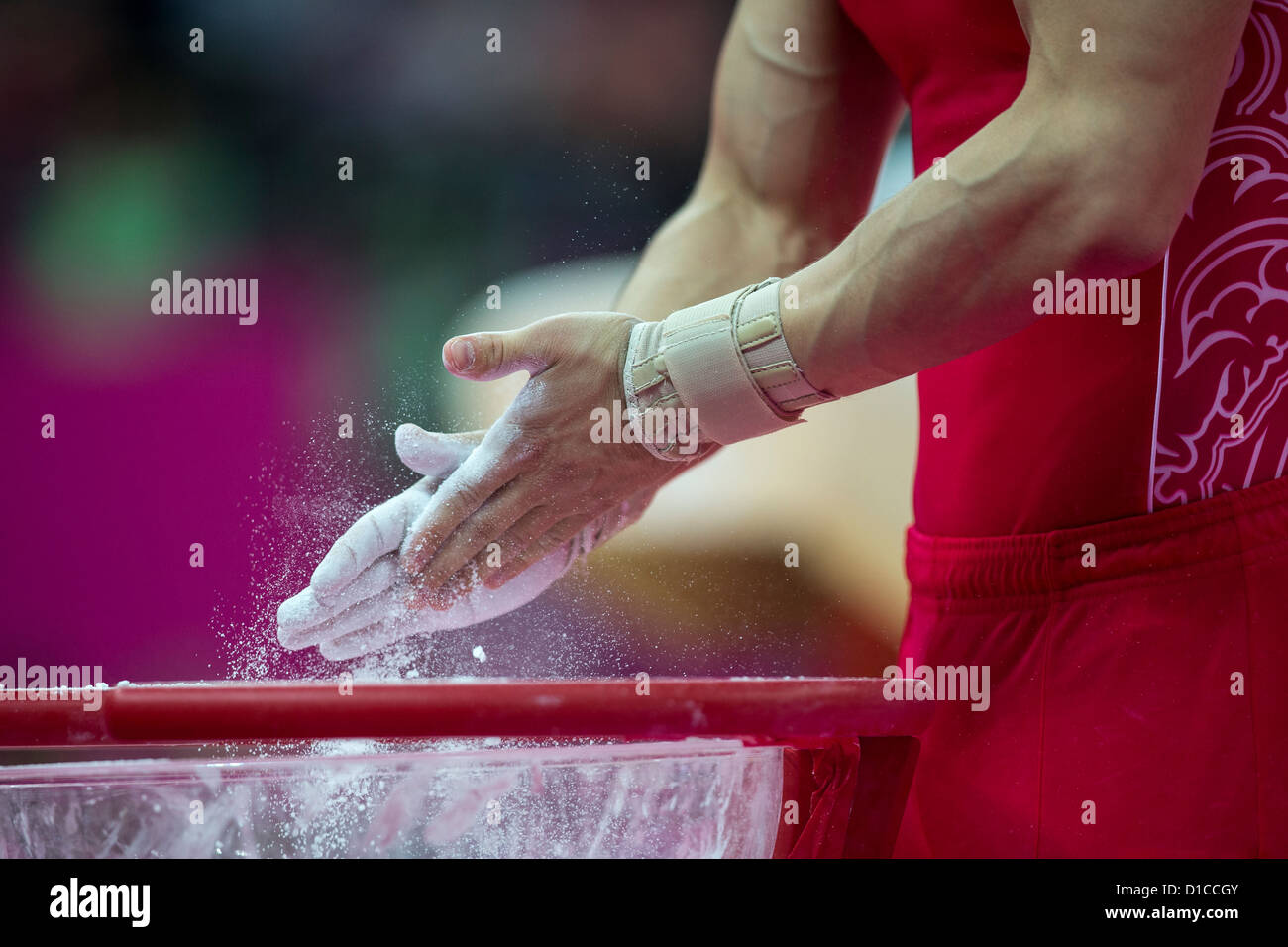 Detail der männlichen Turner Hände Anwendung Kreide, während die Männer Gymnastik individuelle all-around bei den Olympischen Sommerspielen 2012 Stockfoto