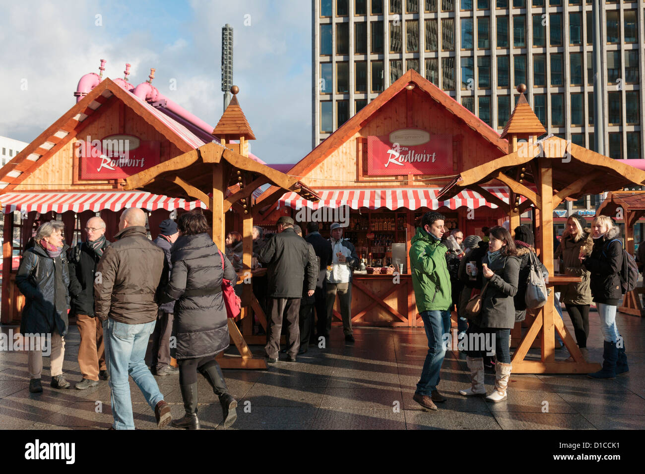 Traditioneller Weihnachtsmarkt Stände mit Menschen trinken außerhalb in der Potsdamer Platz, Berlin, Deutschland, Europa. Stockfoto