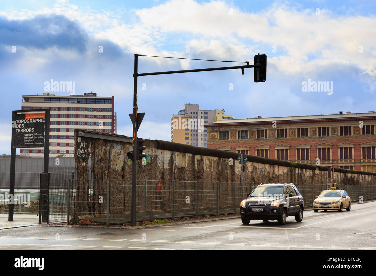 Verbleibenden Abschnitt der Berliner Mauer gesehen jetzt in 2012 neben einer Straße Wilhelstrasse, Berlin, Deutschland, Europa. Stockfoto