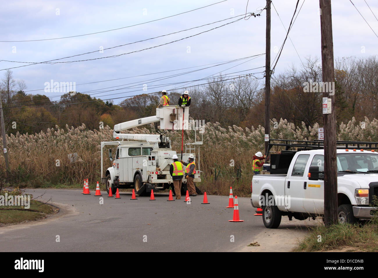 Dienstprogramm Arbeiter, die Wiederherstellung der Stromversorgung nach Hurrikan Sandy Long Island New York Stockfoto