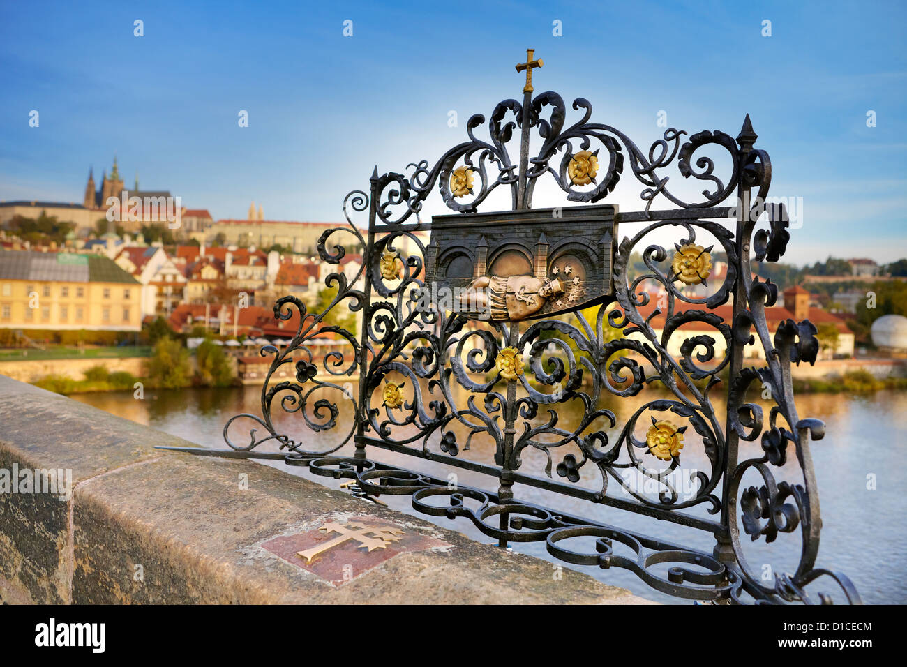 Schrein des Hl. Johannes von Nepomuk (Jan Nepomuk), Charles Bridge, Tschechische Republik, Prag, Europa Stockfoto